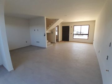 Casa en venta en el Fraccionamiento Elementia, cerca de la Av. Camino real a Colima.
