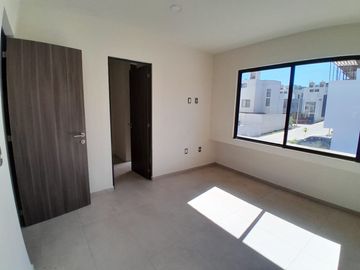 Casa en venta en el Fraccionamiento Elementia, cerca de la Av. Camino real a Colima.