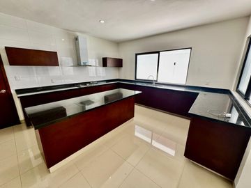 VENDO CASA EN FRENTE A BOULEVARD PRINCIPAL EN FRACCIONAMIENTO PRIVADO