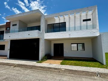 VENDO CASA EN FRENTE A BOULEVARD PRINCIPAL EN FRACCIONAMIENTO PRIVADO