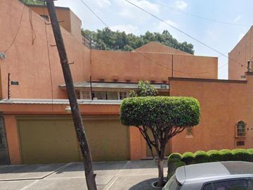 HERMOSA CASA EN REMATE UBICADA EN LA DEL CARMEN, COYOACÁN