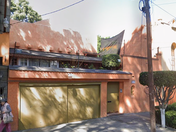 HERMOSA CASA EN REMATE UBICADA EN LA DEL CARMEN, COYOACÁN