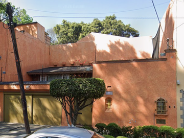 HERMOSA CASA EN REMATE UBICADA EN LA DEL CARMEN, COYOACÁN
