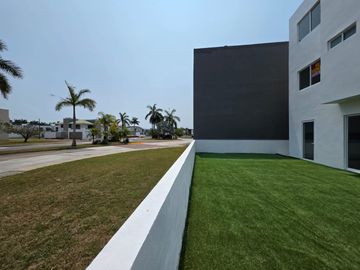 VENDO CASA EN FRACCIONAMIENTO PRIVADO EN MEDELLIN DE BRAVO