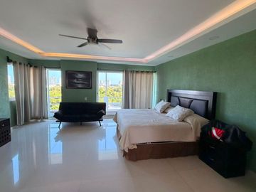 Penthouse en venta con rooftop privado y vistas panorámicas en Bahía Azul