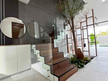 GRAN CASA SEMINUEVA CON ALBERCA DENTRO DE PERIFERICO