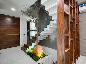 GRAN CASA SEMINUEVA CON ALBERCA DENTRO DE PERIFERICO