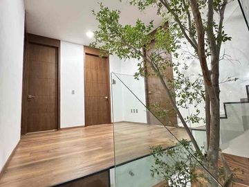 GRAN CASA SEMINUEVA CON ALBERCA DENTRO DE PERIFERICO