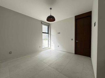 GRAN CASA SEMINUEVA CON ALBERCA DENTRO DE PERIFERICO