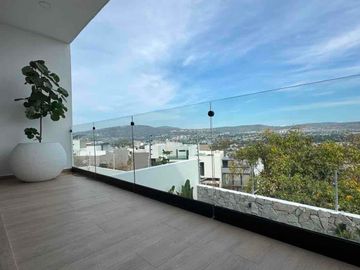 GRAN CASA SEMINUEVA CON ALBERCA DENTRO DE PERIFERICO