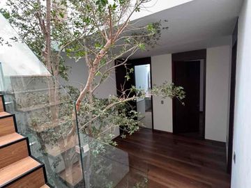 GRAN CASA SEMINUEVA CON ALBERCA DENTRO DE PERIFERICO