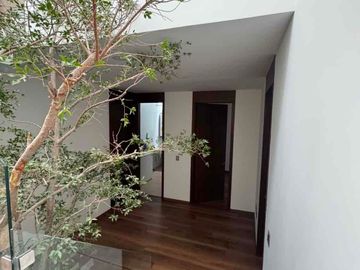 GRAN CASA SEMINUEVA CON ALBERCA DENTRO DE PERIFERICO