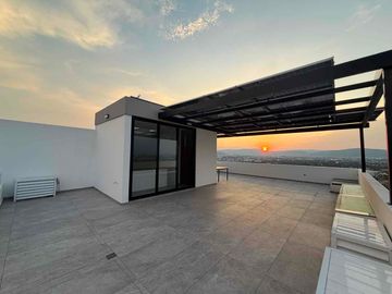 GRAN CASA SEMINUEVA CON ALBERCA DENTRO DE PERIFERICO