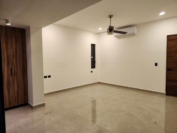 SE RENTA ESPLENDIDA RESIDENCIA EN CANCUN 4 REC, CTO SERVICIO, ALBERCA, CASA CLUB, ETC EN LAGOS DEL SOL