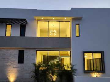 SE RENTA ESPLENDIDA RESIDENCIA EN CANCUN 4 REC, CTO SERVICIO, ALBERCA, CASA CLUB, ETC EN LAGOS DEL SOL
