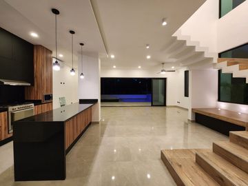 SE RENTA ESPLENDIDA RESIDENCIA EN CANCUN 4 REC, CTO SERVICIO, ALBERCA, CASA CLUB, ETC EN LAGOS DEL SOL