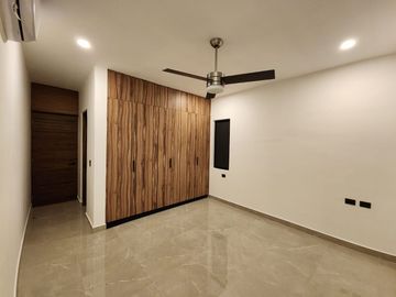 SE RENTA ESPLENDIDA RESIDENCIA EN CANCUN 4 REC, CTO SERVICIO, ALBERCA, CASA CLUB, ETC EN LAGOS DEL SOL