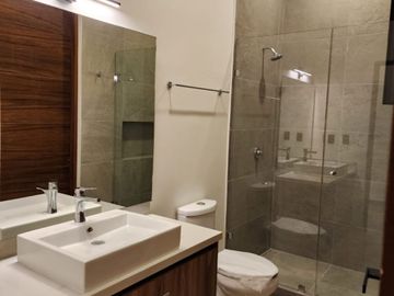 SE RENTA ESPLENDIDA RESIDENCIA EN CANCUN 4 REC, CTO SERVICIO, ALBERCA, CASA CLUB, ETC EN LAGOS DEL SOL