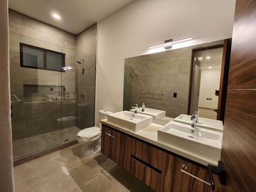 SE RENTA ESPLENDIDA RESIDENCIA EN CANCUN 4 REC, CTO SERVICIO, ALBERCA, CASA CLUB, ETC EN LAGOS DEL SOL