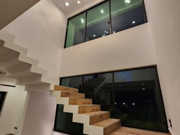 SE RENTA ESPLENDIDA RESIDENCIA EN CANCUN 4 REC, CTO SERVICIO, ALBERCA, CASA CLUB, ETC EN LAGOS DEL SOL