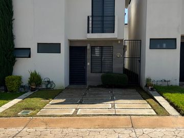 CASA EN RENTA EN FRACCIONAMIENTO ALTARA II