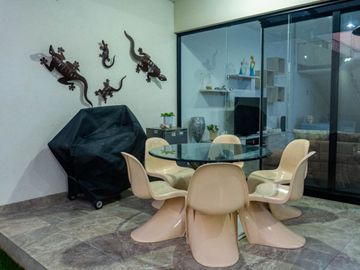 Residencia en venta dentro de  una privada frente a una casa club con amplio jardín, en La Campigna de Gran Jardín, León, Guanajuato
