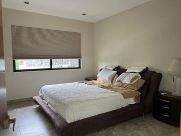 Residencia en venta dentro de  una privada frente a una casa club con amplio jardín, en La Campigna de Gran Jardín, León, Guanajuato
