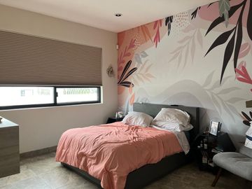 Residencia en venta dentro de  una privada frente a una casa club con amplio jardín, en La Campigna de Gran Jardín, León, Guanajuato