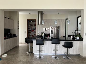 Residencia en venta dentro de  una privada frente a una casa club con amplio jardín, en La Campigna de Gran Jardín, León, Guanajuato