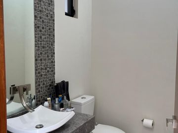 Residencia en venta dentro de  una privada frente a una casa club con amplio jardín, en La Campigna de Gran Jardín, León, Guanajuato
