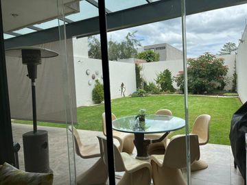Residencia en venta dentro de  una privada frente a una casa club con amplio jardín, en La Campigna de Gran Jardín, León, Guanajuato