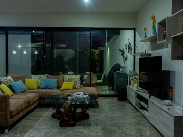 Residencia en venta dentro de  una privada frente a una casa club con amplio jardín, en La Campigna de Gran Jardín, León, Guanajuato