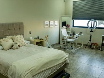 Residencia en venta dentro de  una privada frente a una casa club con amplio jardín, en La Campigna de Gran Jardín, León, Guanajuato
