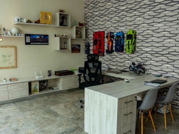 Residencia en venta dentro de  una privada frente a una casa club con amplio jardín, en La Campigna de Gran Jardín, León, Guanajuato