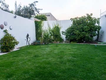 Residencia en venta dentro de  una privada frente a una casa club con amplio jardín, en La Campigna de Gran Jardín, León, Guanajuato