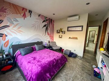 Residencia en venta dentro de  una privada frente a una casa club con amplio jardín, en La Campigna de Gran Jardín, León, Guanajuato