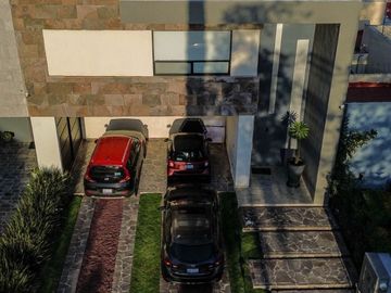 Residencia en venta dentro de  una privada frente a una casa club con amplio jardín, en La Campigna de Gran Jardín, León, Guanajuato