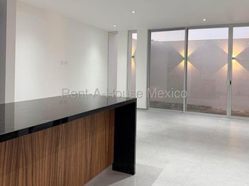 Gran Reserva Casa de Autor en Venta con Diseño Arquitectónico Único SGU2935
