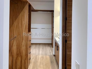 Gran Reserva Casa de Autor en Venta con Diseño Arquitectónico Único SGU2935