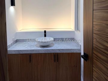 Gran Reserva Casa de Autor en Venta con Diseño Arquitectónico Único SGU2935