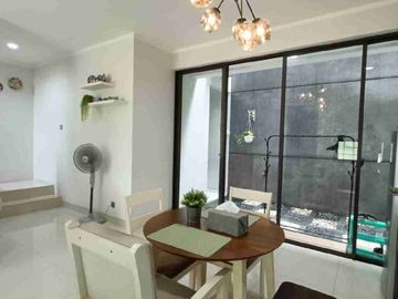 HOT SALE WITH GOOD DEAL !!! 

Di jual Ruman Secondary Siap Huni
Semi Furnished posisi Samping fasum