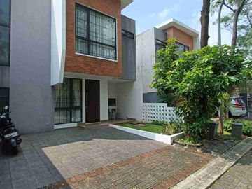 HOT SALE WITH GOOD DEAL !!! 

Di jual Ruman Secondary Siap Huni
Semi Furnished posisi Samping fasum