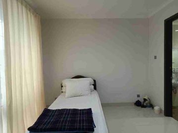 HOT SALE WITH GOOD DEAL !!! 

Di jual Ruman Secondary Siap Huni
Semi Furnished posisi Samping fasum