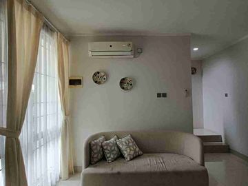 HOT SALE WITH GOOD DEAL !!! 

Di jual Ruman Secondary Siap Huni
Semi Furnished posisi Samping fasum