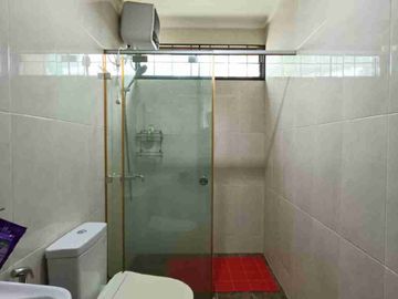 HOT SALE WITH GOOD DEAL !!! 

Di jual Ruman Secondary Siap Huni
Semi Furnished posisi Samping fasum