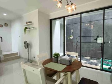 HOT SALE WITH GOOD DEAL !!! 

Di jual Ruman Secondary Siap Huni
Semi Furnished posisi Samping fasum
