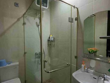 HOT SALE WITH GOOD DEAL !!! 

Di jual Ruman Secondary Siap Huni
Semi Furnished posisi Samping fasum