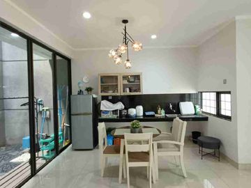 HOT SALE WITH GOOD DEAL !!! 

Di jual Ruman Secondary Siap Huni
Semi Furnished posisi Samping fasum