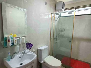 HOT SALE WITH GOOD DEAL !!! 

Di jual Ruman Secondary Siap Huni
Semi Furnished posisi Samping fasum