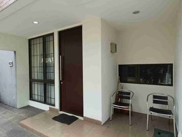 HOT SALE WITH GOOD DEAL !!! 

Di jual Ruman Secondary Siap Huni
Semi Furnished posisi Samping fasum